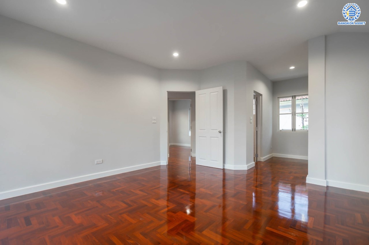 บ้านมือสองตกแต่งใหม่ แบรนด์ LH ม.ชลลดา บางใหญ่-เซ็นทรัลเวสต์เกต หลังใหญ่ เนื้อที่ 62 ตร.ว. โซนต้นโครงการ หน้าบ้านไม่ชนใคร ติดสวนสาธารณะ ฟังก์ชัน 3 ห้องนอน 2 ห้องน้ำ 2 ที่จอดรถ Facilities ครบครัน บนทำเลเดินทางสะดวก เชื่อมต่อถ.กาญจนาภิเษก และเพียง 10 นาทีถึงรถไฟฟ้า "สถานีคลองบางไผ่"